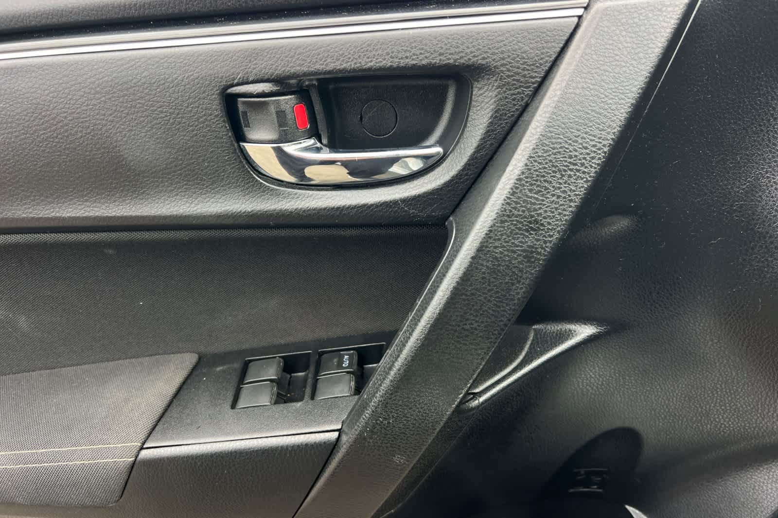 Used 2019 Toyota Corolla LE FWD image 13