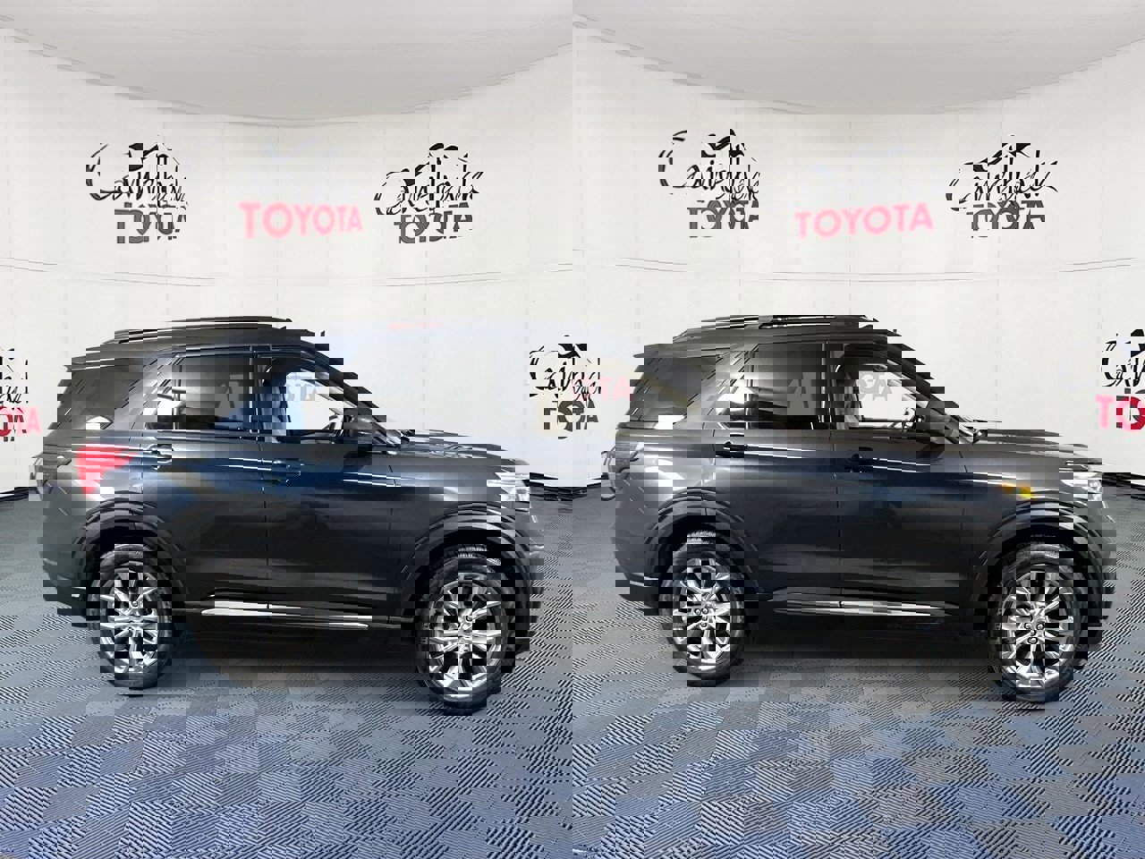 Used 2022 Ford Explorer XLT w/ Equipment Group 202A image 8