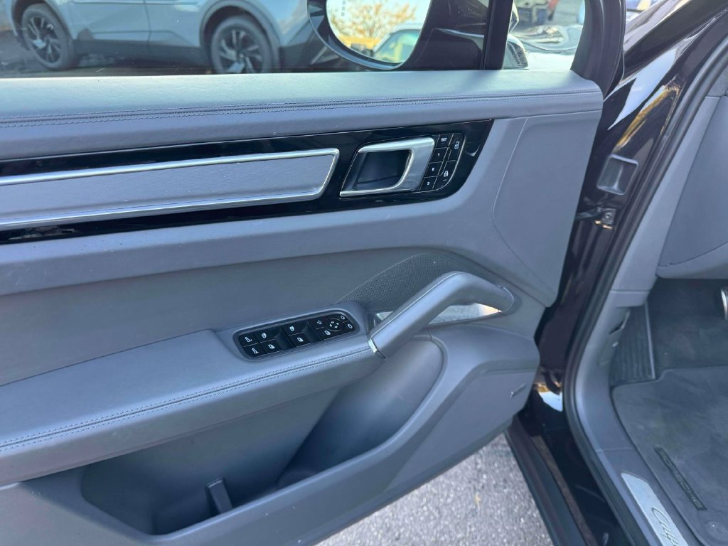 Used 2019 Porsche Cayenne Turbo AWD/4WD image 17