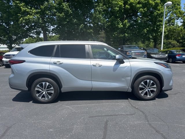 Used 2023 Toyota Highlander XLE FWD image 2