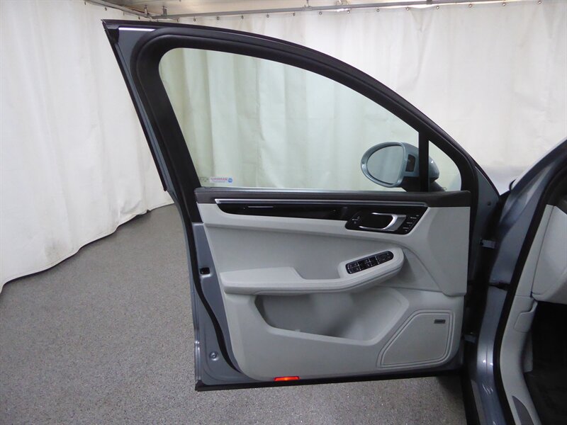 Used 2021 Porsche Macan S AWD/4WD image 21
