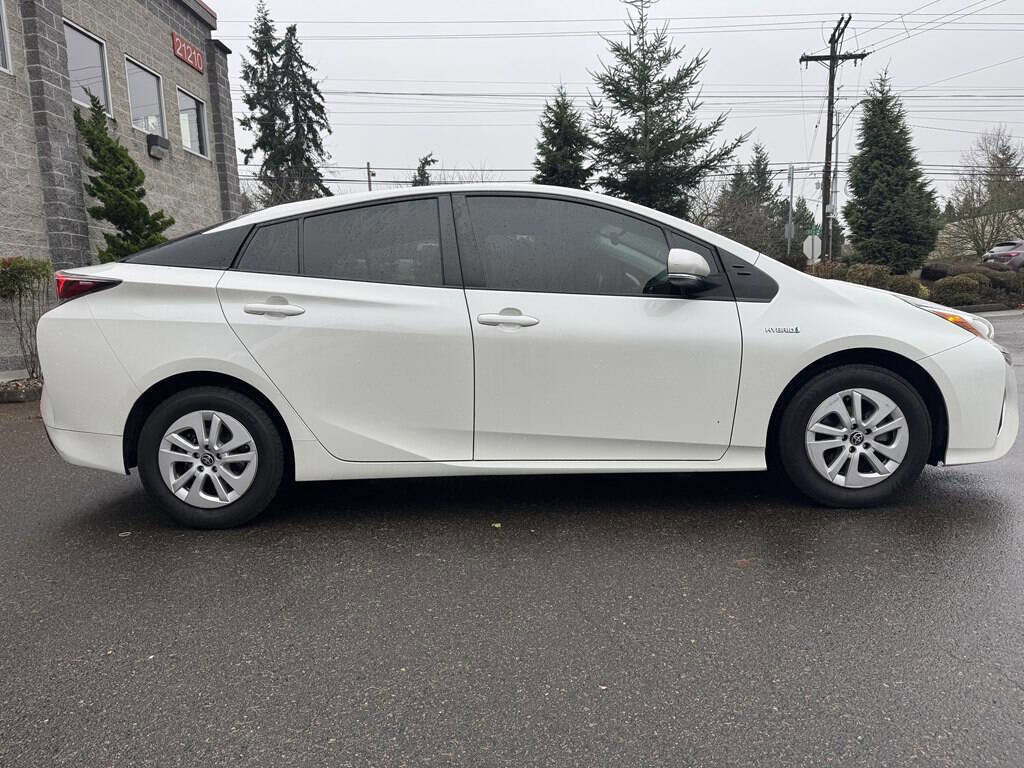 Used 2017 Toyota Prius image 2