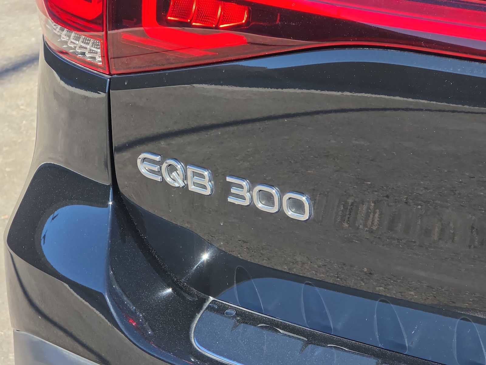 Used 2022 Mercedes-Benz EQB 300 4MATIC w/ Exclusive Package image 11