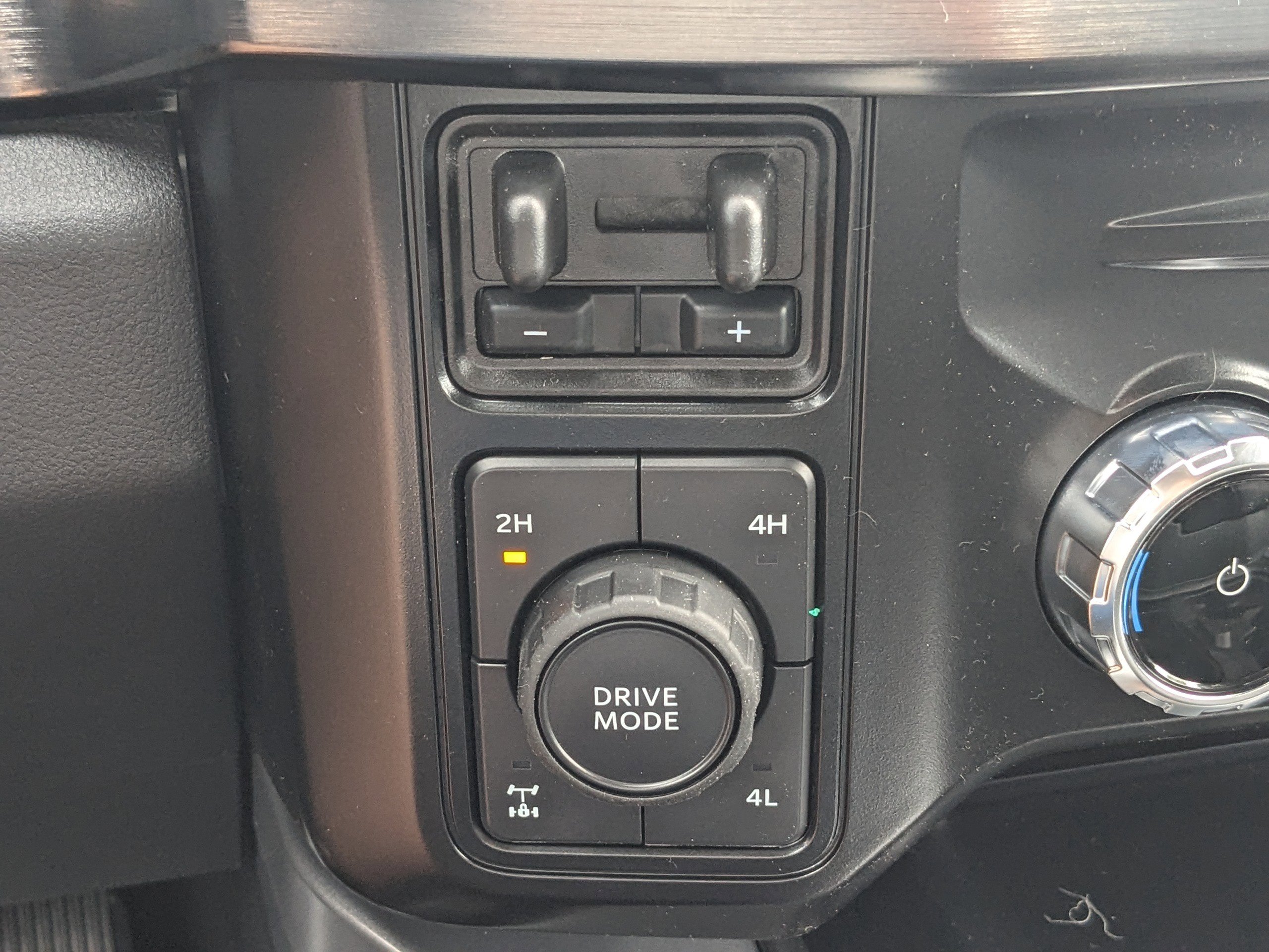 New 2025 Ford F350 Lariat w/ Black Appearance Package image 27