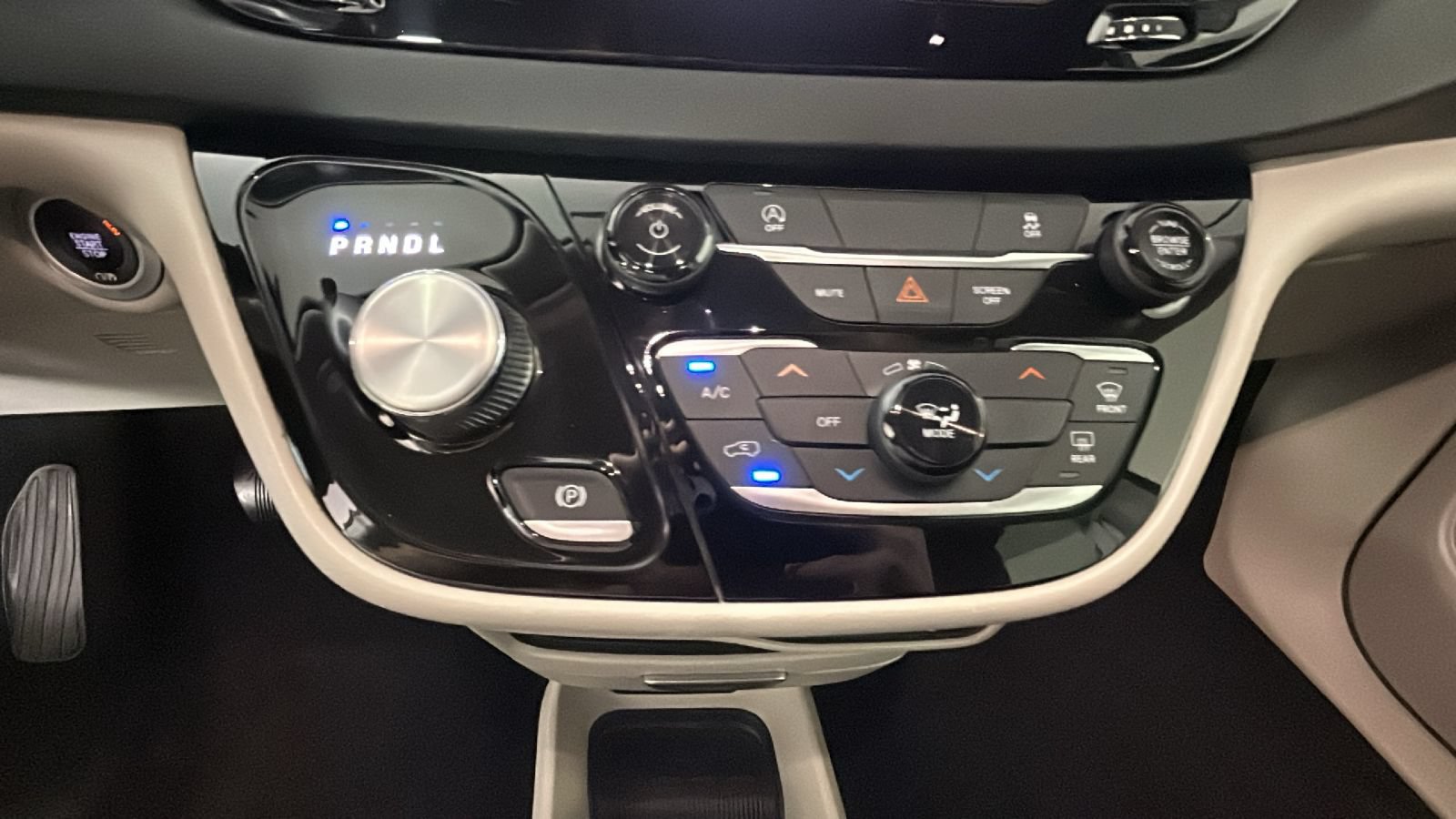 Used 2022 Chrysler Voyager LX FWD image 26