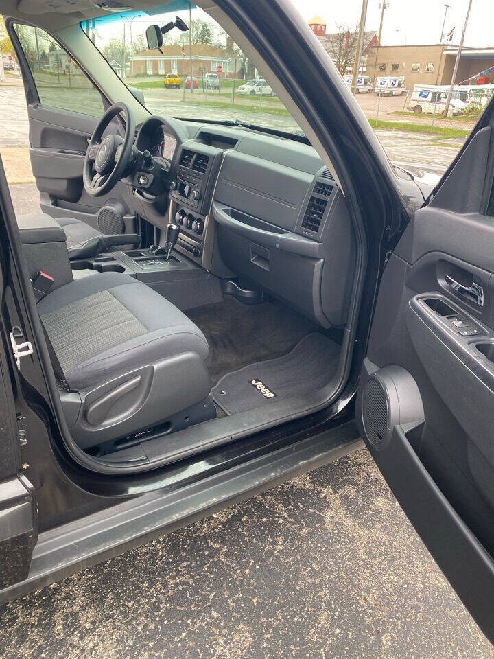 Used 2012 Jeep Liberty Sport AWD/4WD image 9