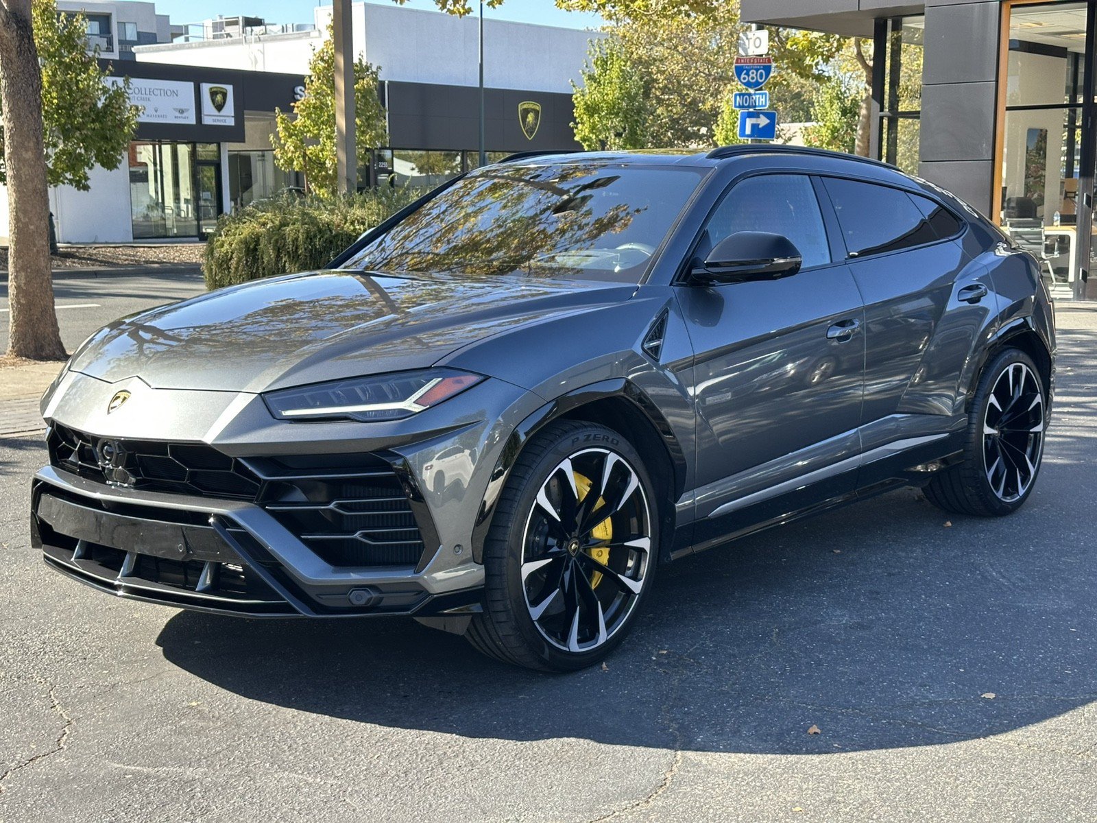 Used 2020 Lamborghini Urus AWD/4WD image 3