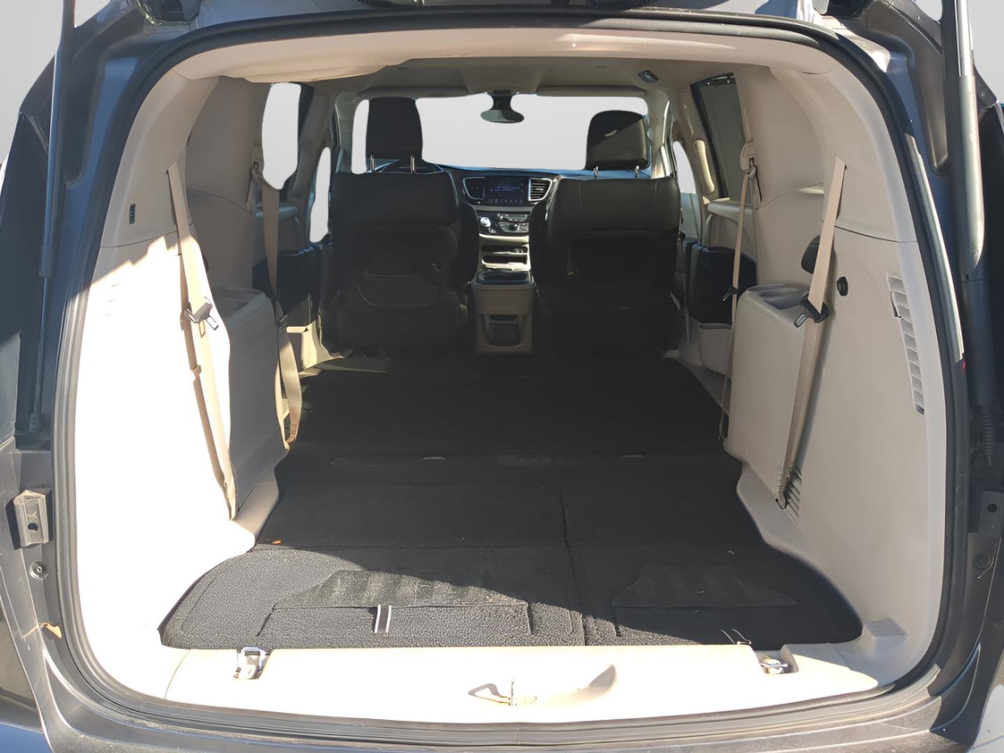 Used 2017 Chrysler Pacifica Touring-L image 11