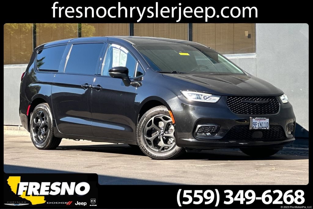 Used 2023 Chrysler Pacifica Touring-L w/ Uconnect Theater Family Group