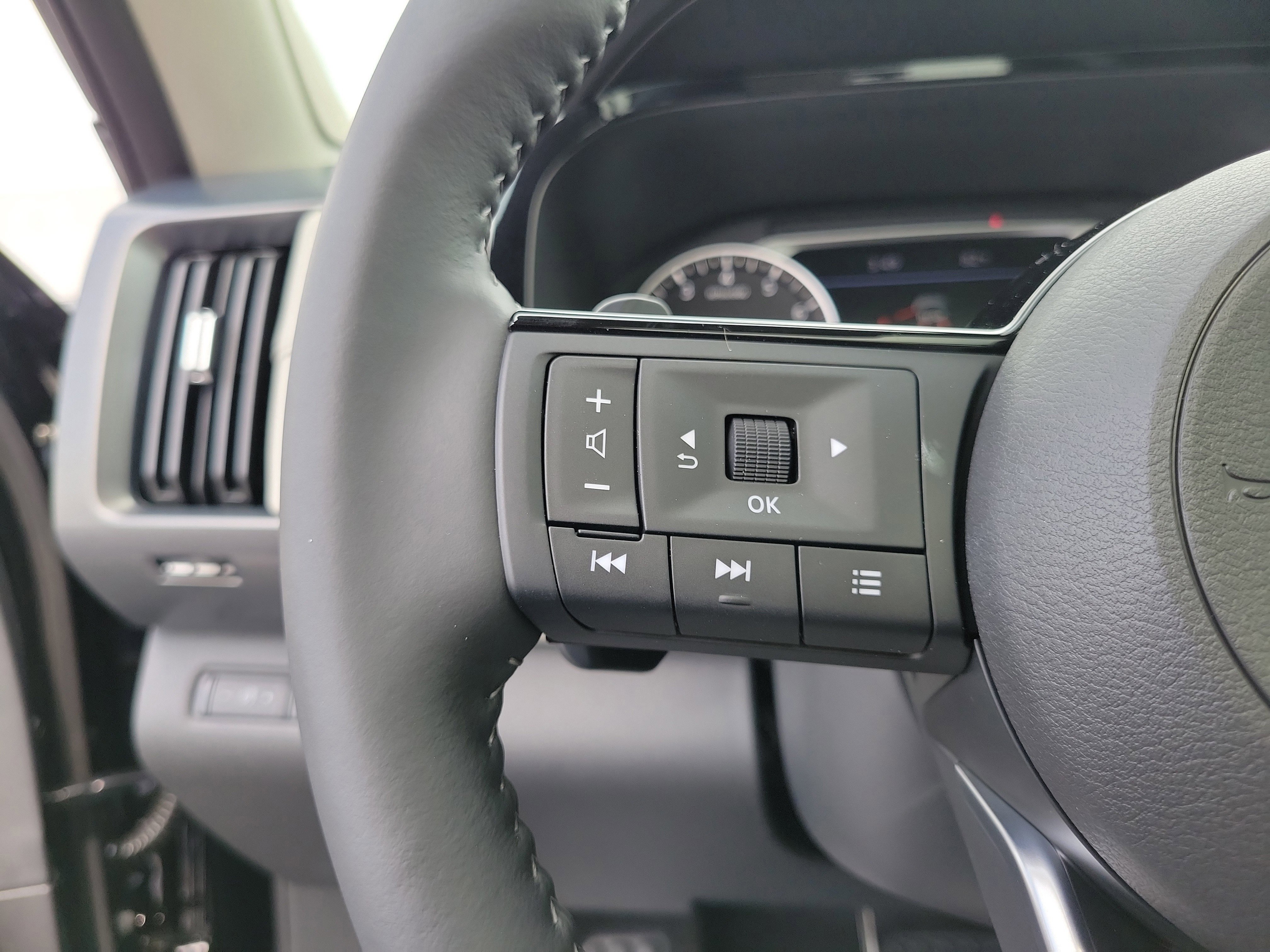 Used 2025 Nissan Pathfinder SL w/ SL Premium Package image 22