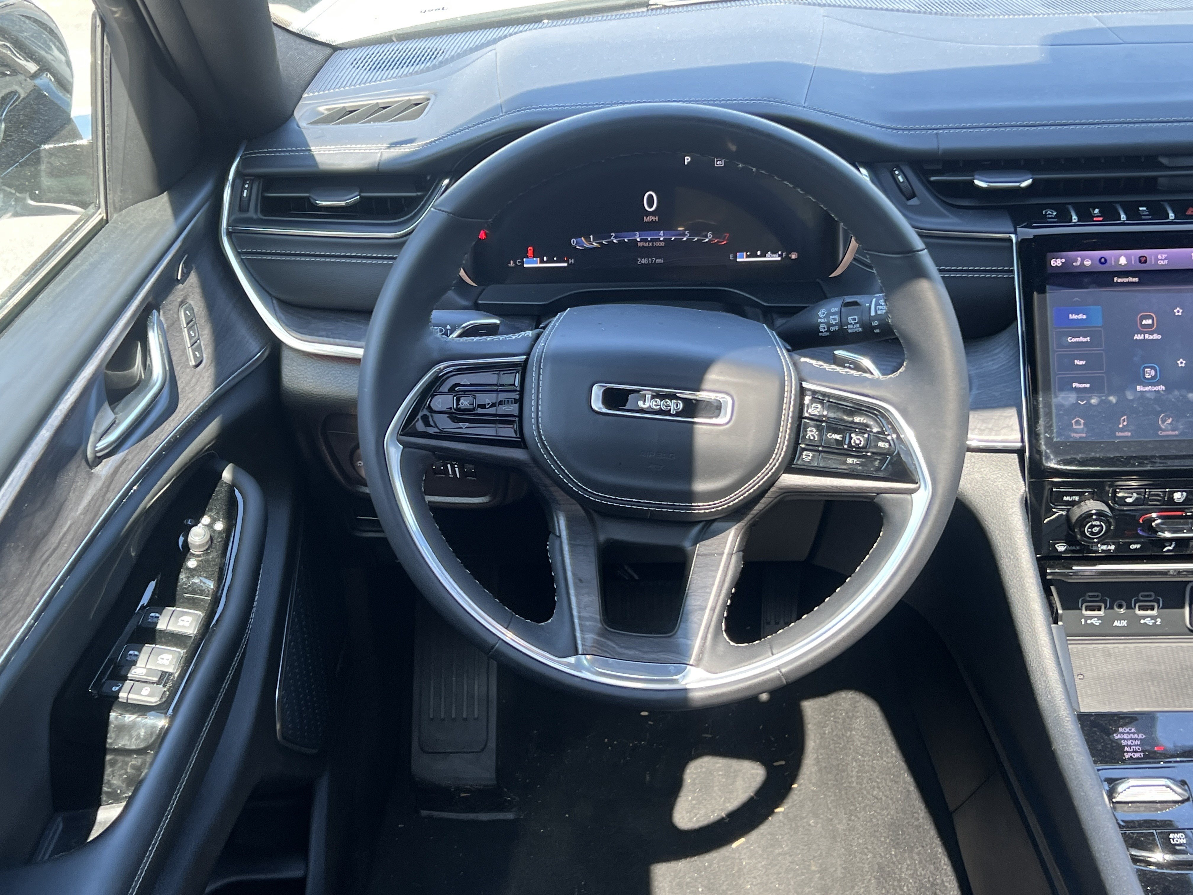 Used 2024 Jeep Grand Cherokee Overland w/ Luxury Tech Group IV AWD/4WD image 31