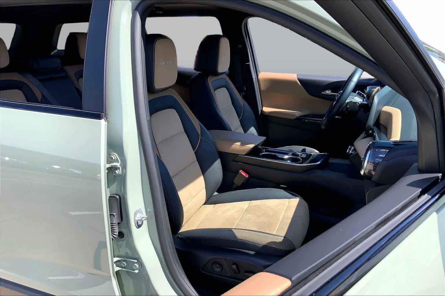 Used 2025 Chevrolet Equinox ACTIV w/ Safety and Technology Package FWD image 9