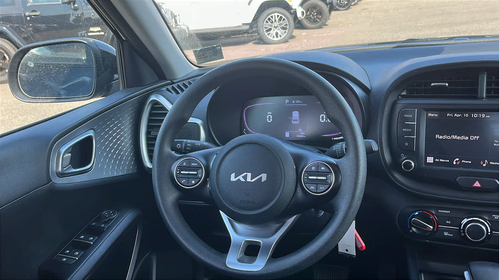Used 2023 Kia Soul LX image 27