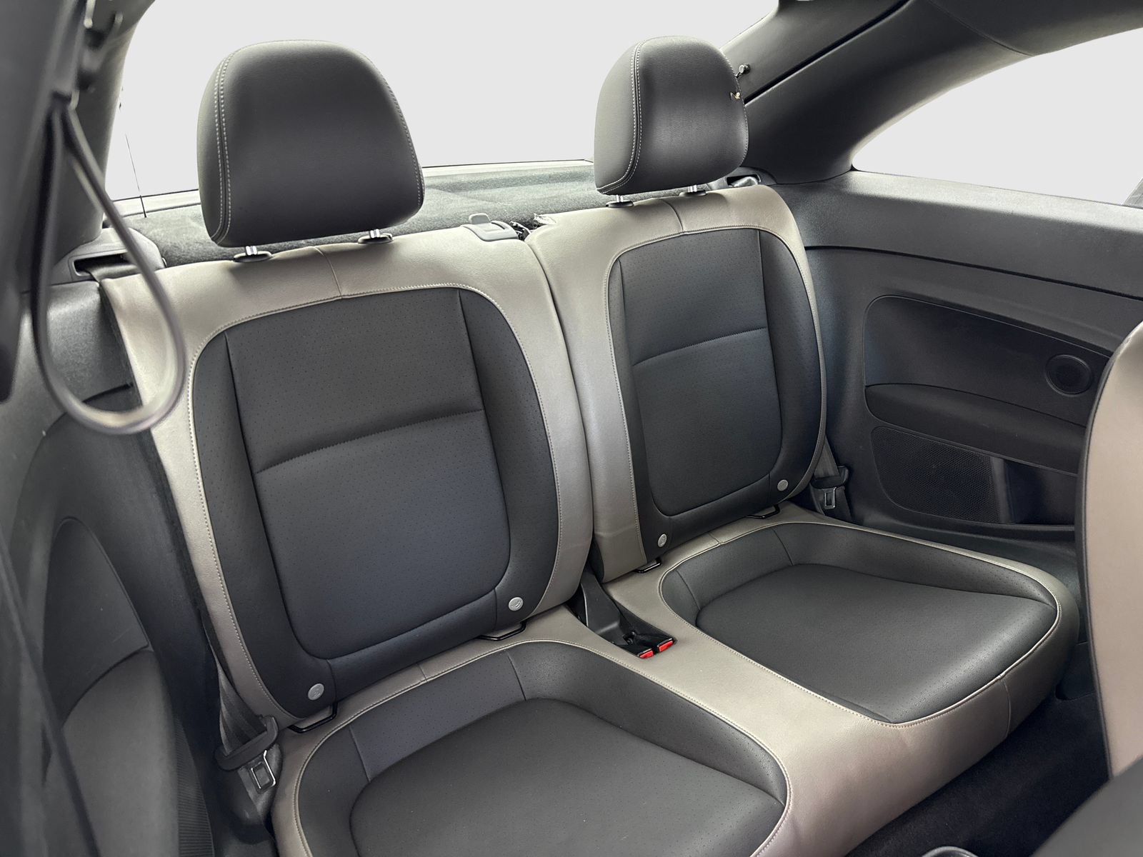 Used 2015 Volkswagen Beetle 1.8T Classic FWD image 39