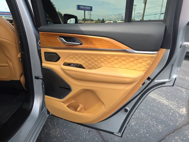 Used 2025 Jeep Grand Cherokee Summit AWD/4WD image 48