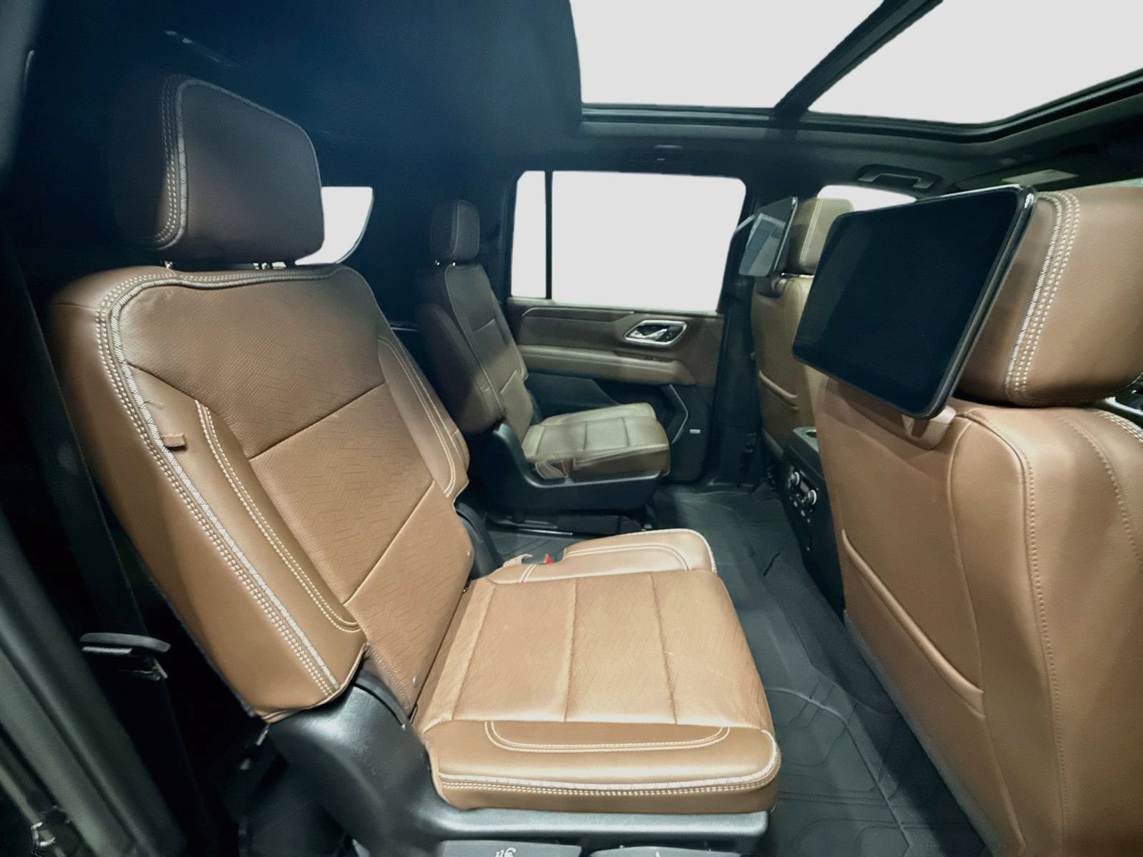 Used 2024 Chevrolet Suburban High Country w/ Advanced Technology Package AWD/4WD image 34