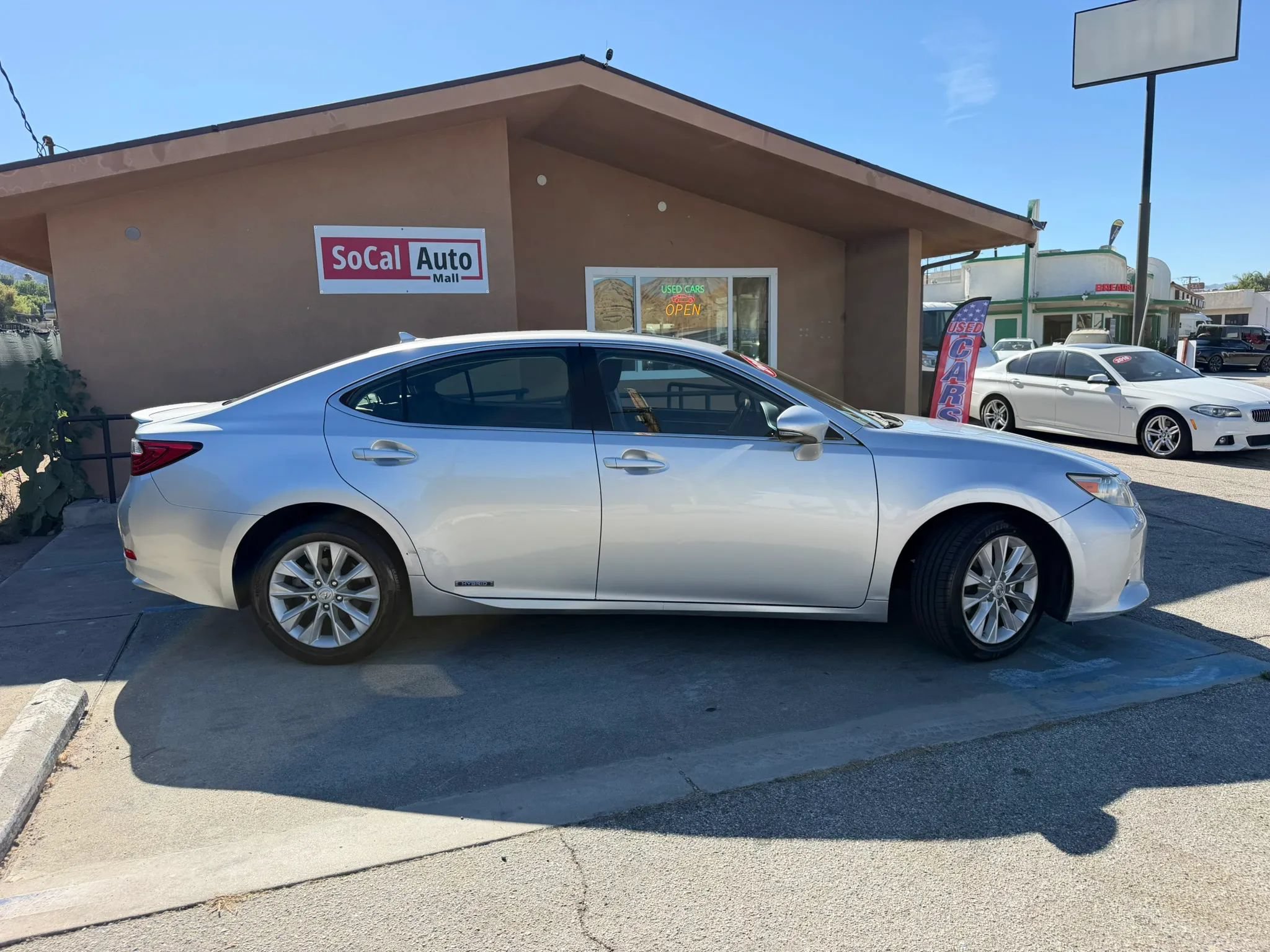 Used 2014 Lexus ES 300h w/ Premium Package w/Bamboo Trim FWD image 2