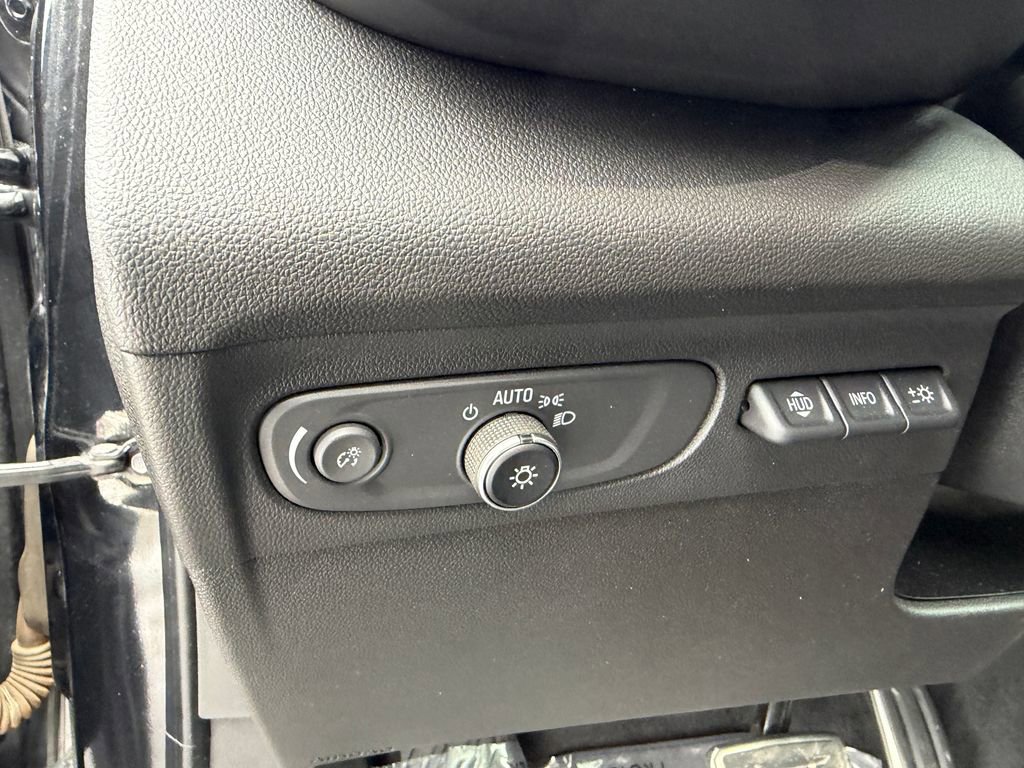 Used 2022 Buick Envision Essence w/ Technology Package II image 17