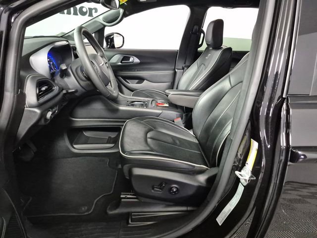 Used 2025 Chrysler Pacifica Limited image 9