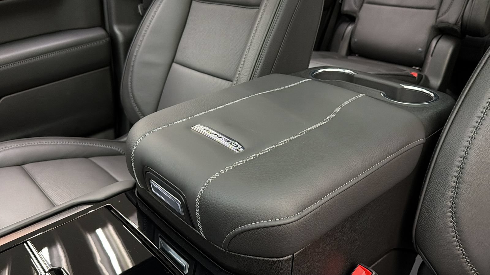 Used 2026 GMC Yukon Denali w/ Sun & Power Step Package AWD/4WD image 35