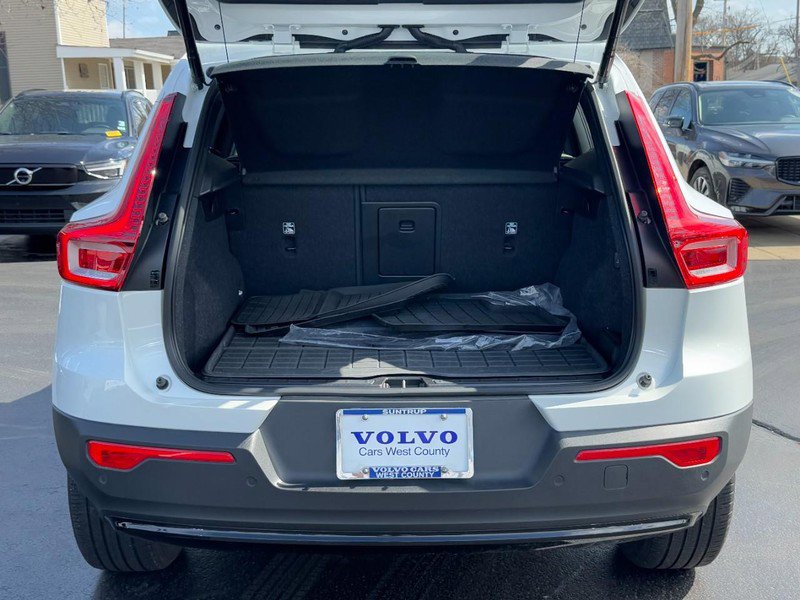 Certified 2023 Volvo XC40 B5 Ultimate w/ Protection Package Premier image 5