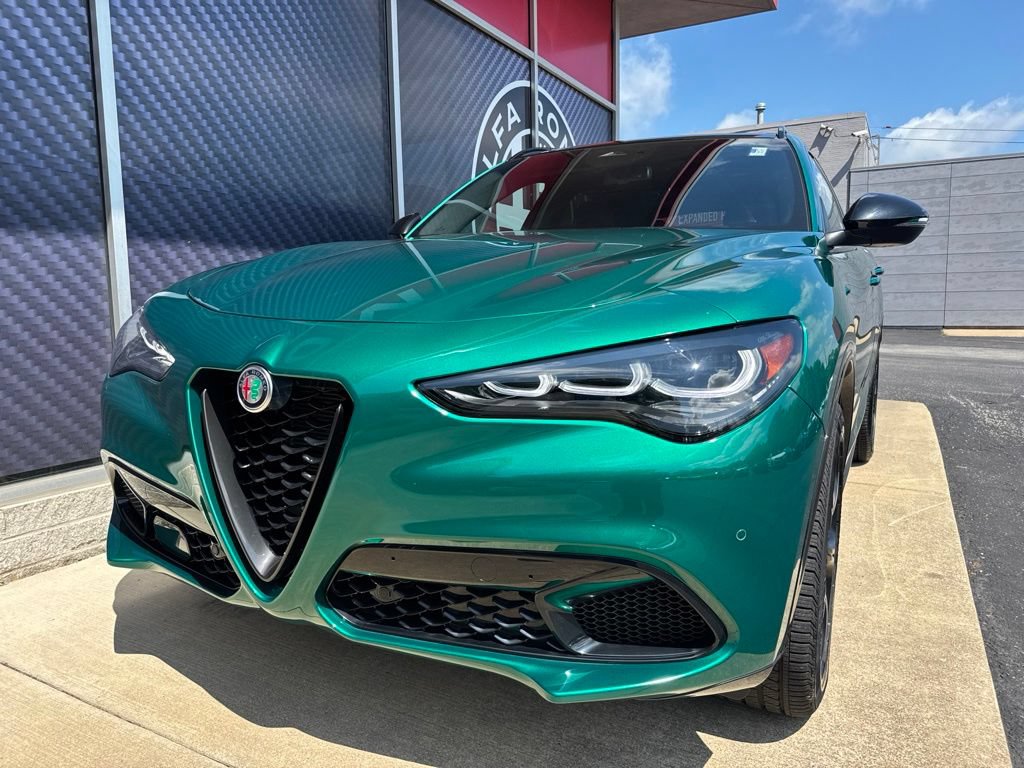 New 2025 Alfa Romeo Stelvio Sprint AWD/4WD image 18