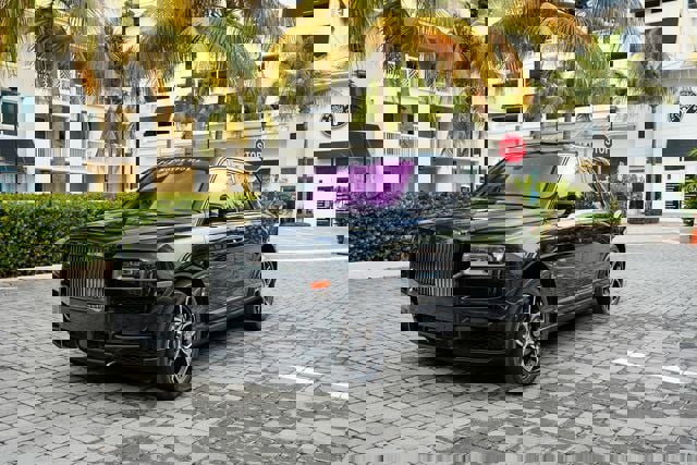 Used 2020 Rolls-Royce Cullinan Black Badge image 2