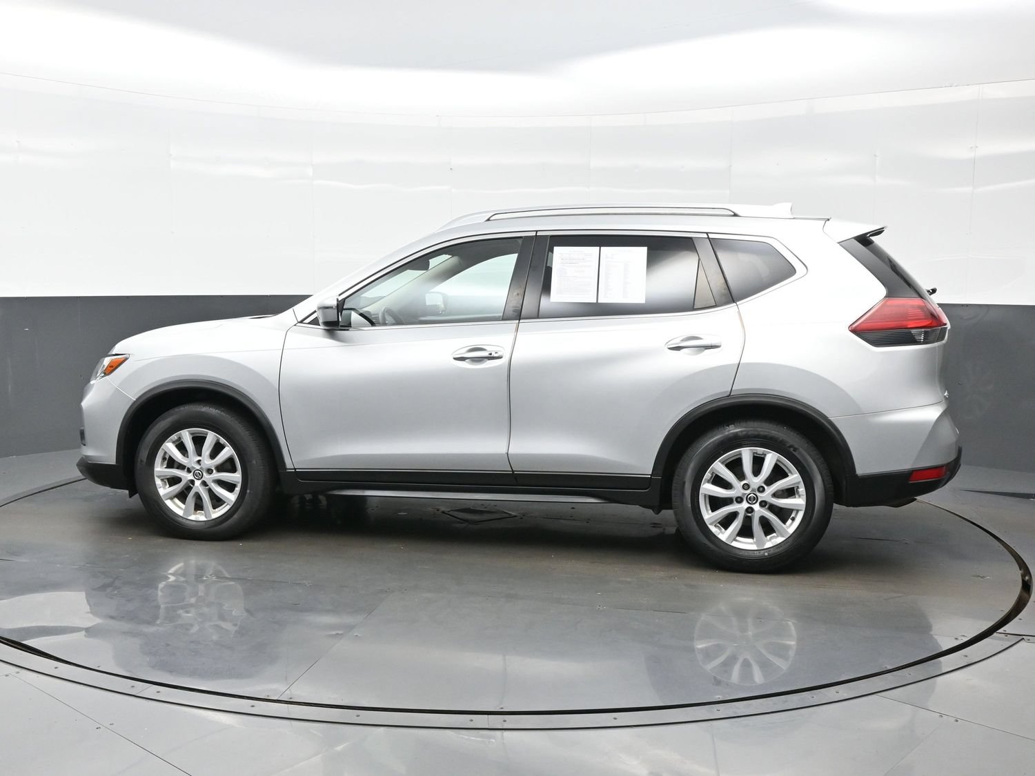 Used 2018 Nissan Rogue SV FWD image 3