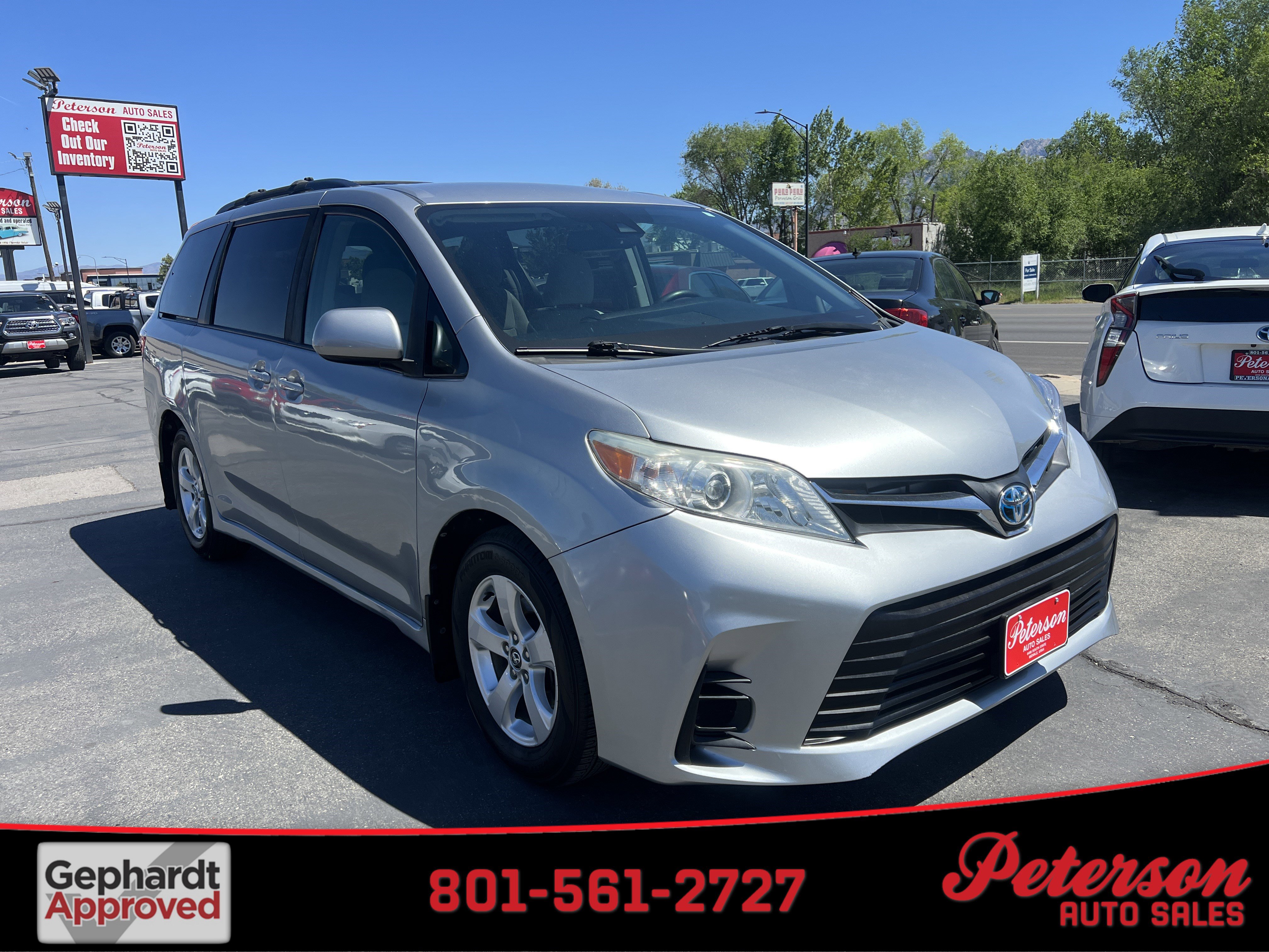 Used 2018 Toyota Sienna LE w/ Carpet Mat Package FWD image 1