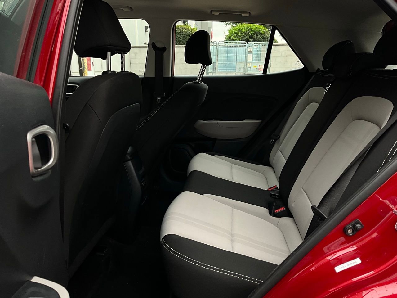 Used 2025 Hyundai Venue SEL image 11