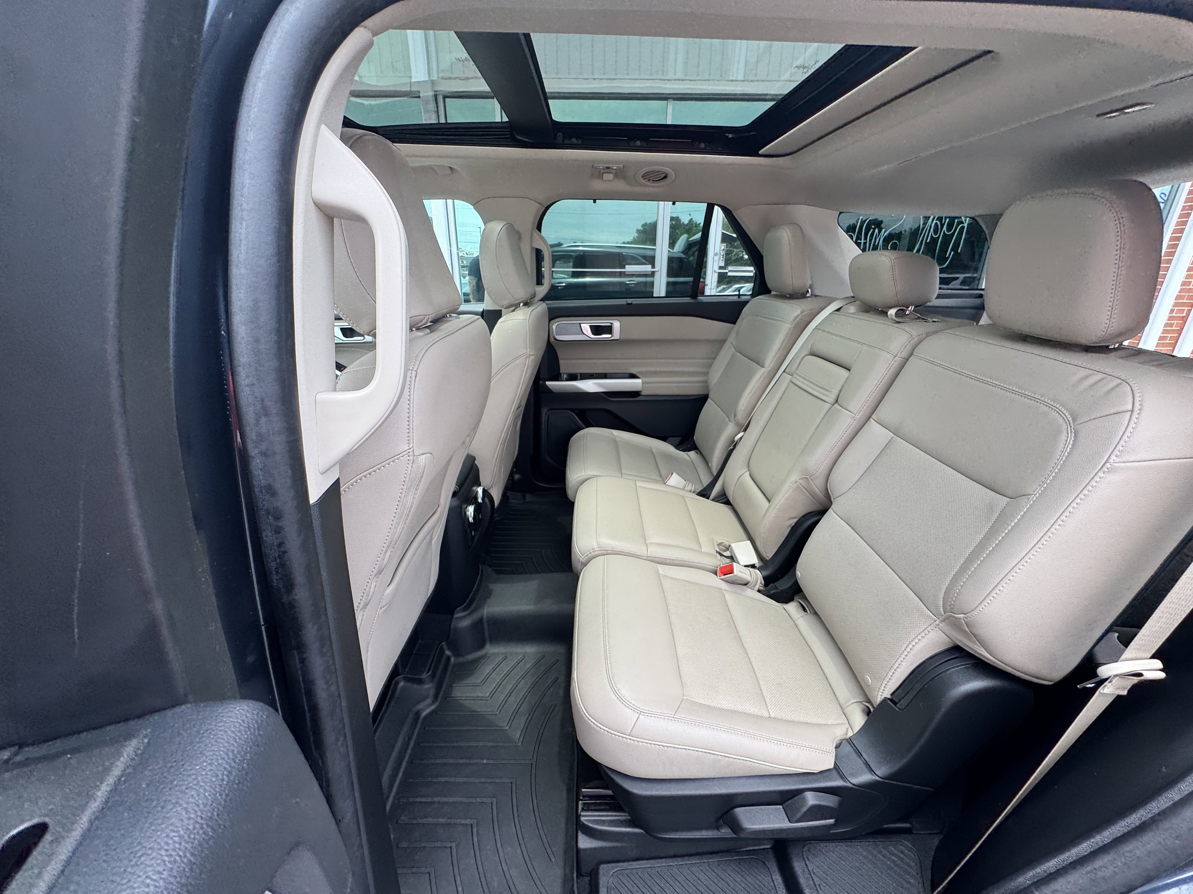Used 2023 Ford Explorer Limited w/ Equipment Group 301A RWD image 9
