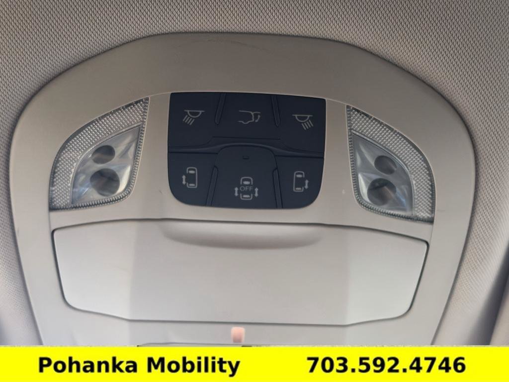Used 2018 Chrysler Pacifica Touring-L FWD image 22