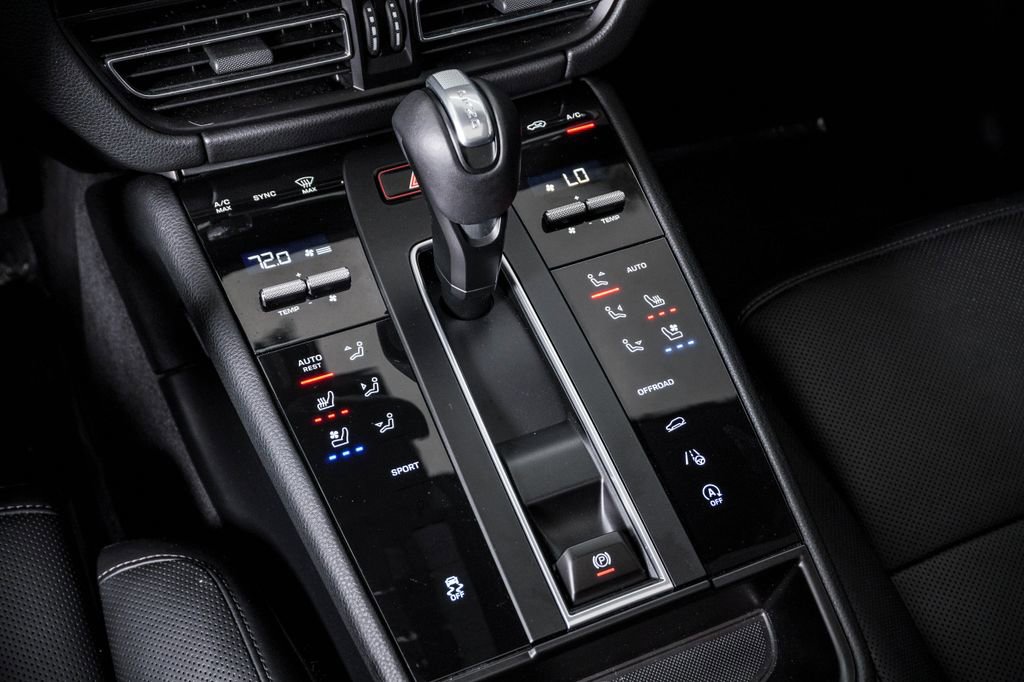 Certified 2026 Porsche Macan AWD/4WD image 24