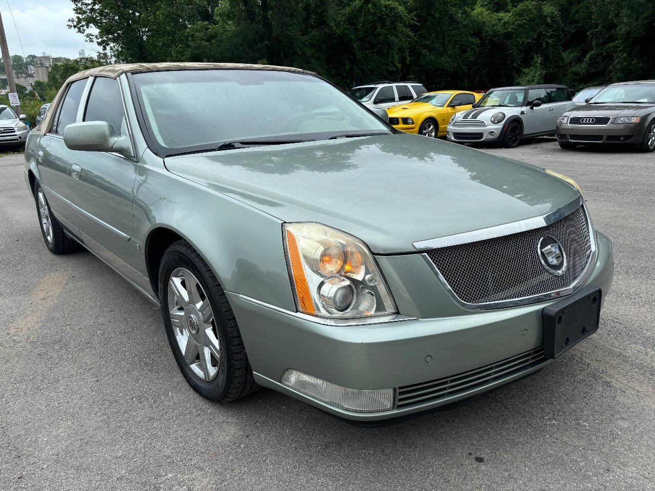 Used 2006 Cadillac DTS w/ Trunk Convenience Package FWD image 2