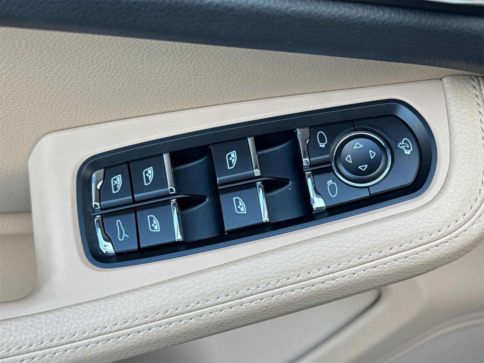 Used 2025 Porsche Macan image 13