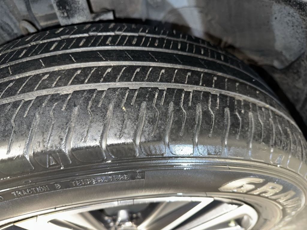 Used 2021 Toyota Venza LE image 11