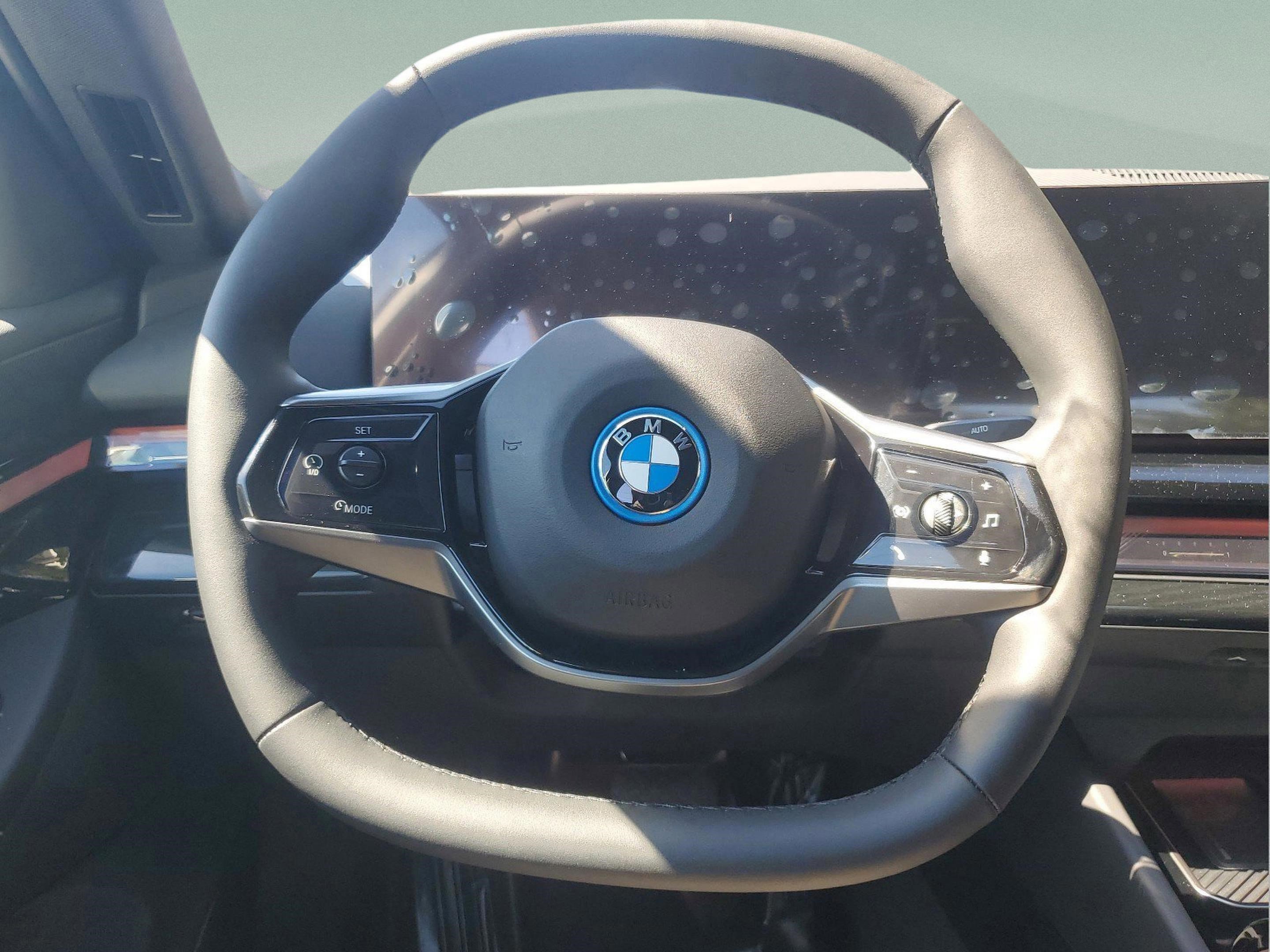 Used 2025 BMW i5 eDrive40i w/ Premium Package RWD image 12