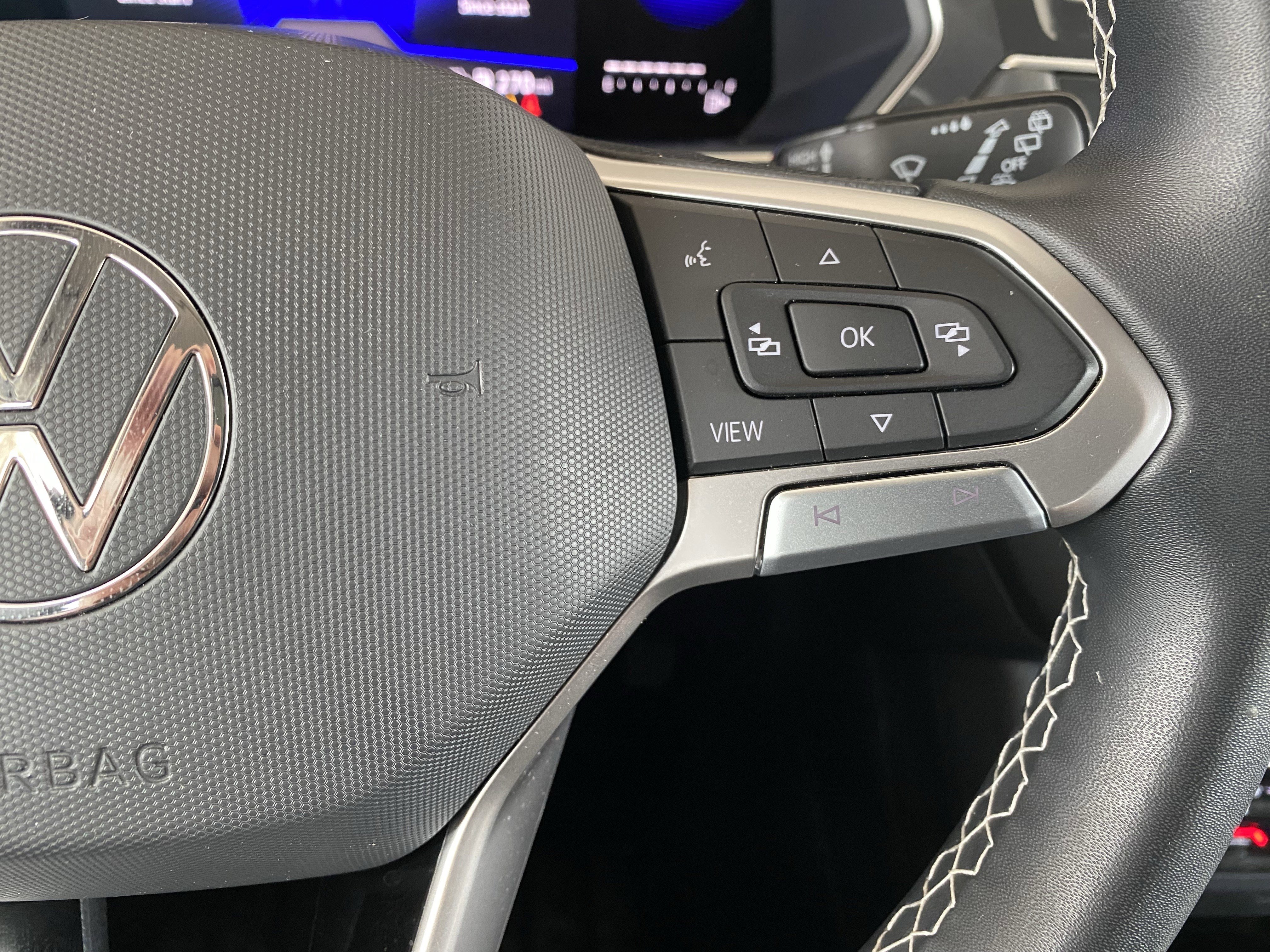 Used 2022 Volkswagen Tiguan SE w/ Panoramic Sunroof Package image 7