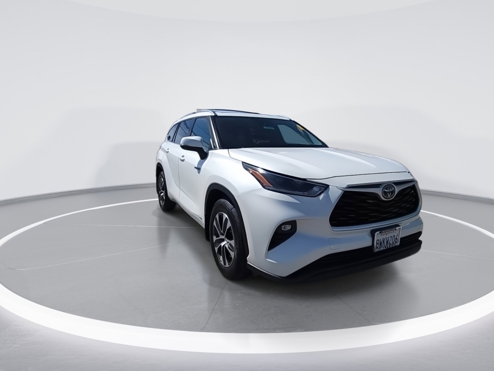 Used 2021 Toyota Highlander XLE image 2