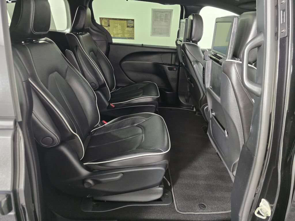 Used 2023 Chrysler Pacifica Limited w/ Uconnect Theater Family Group FWD image 39