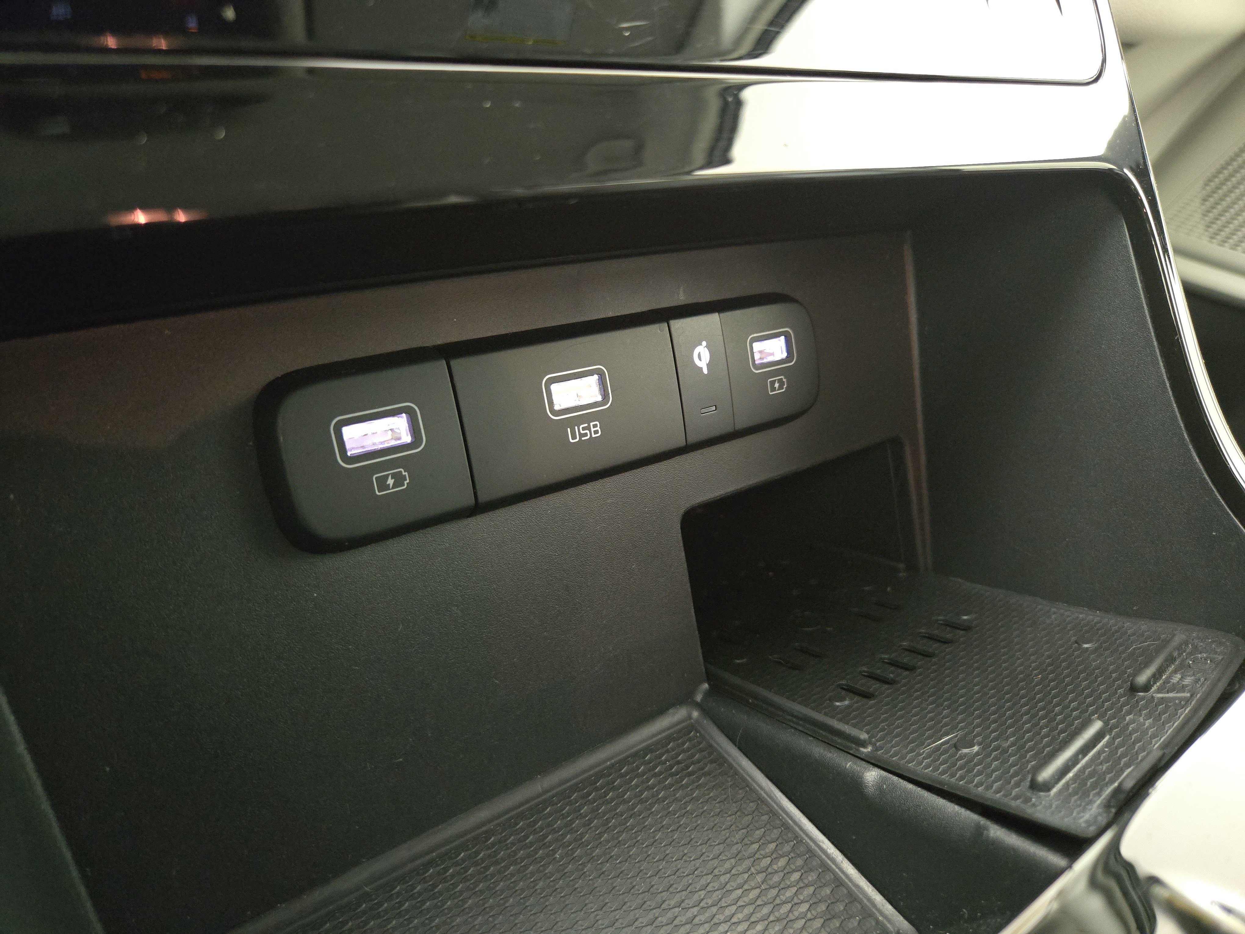 Used 2024 Kia Carnival EX image 28