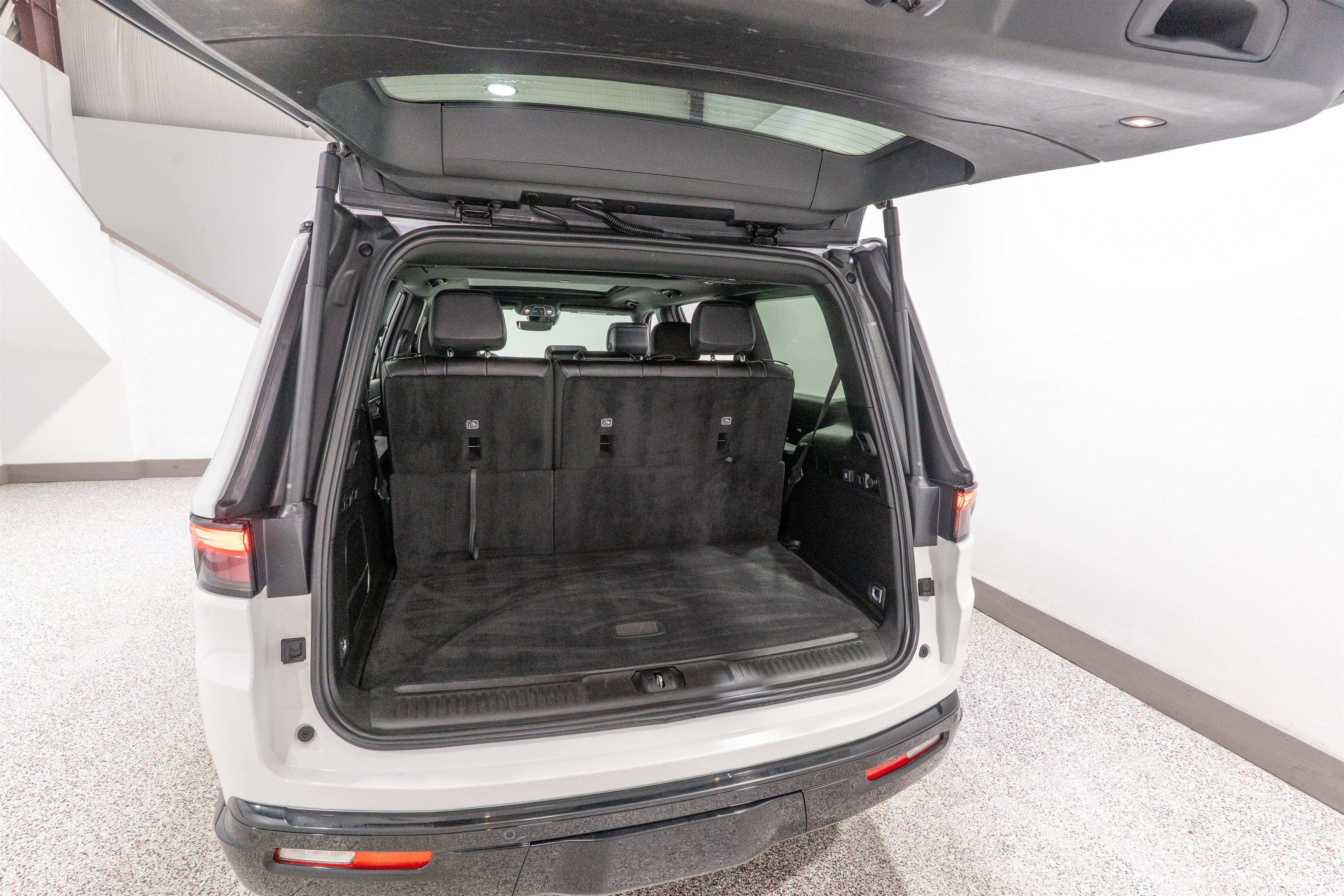 Used 2024 Jeep Wagoneer Series II AWD/4WD image 35