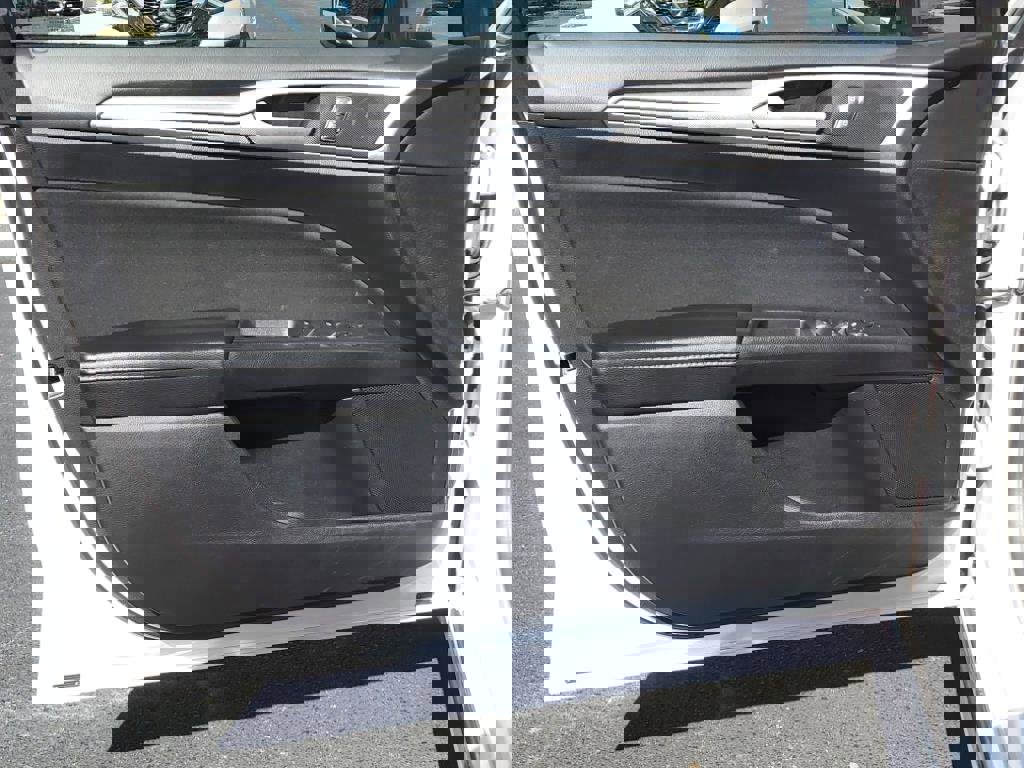 Used 2020 Ford Fusion SE image 16