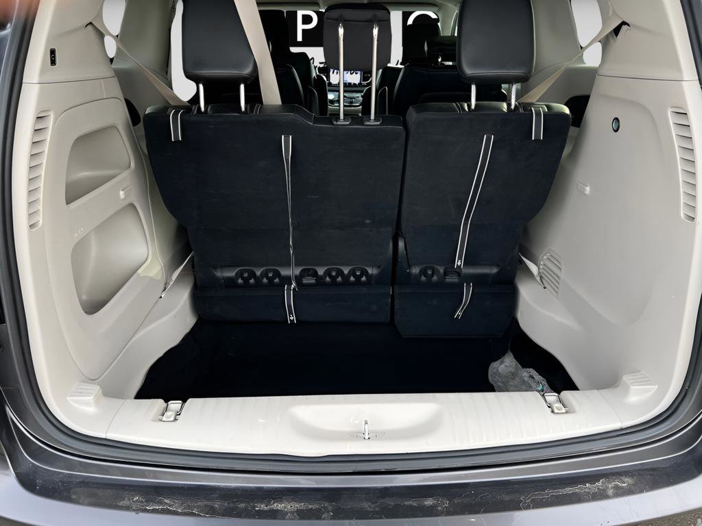 Used 2023 Chrysler Pacifica Touring-L image 13