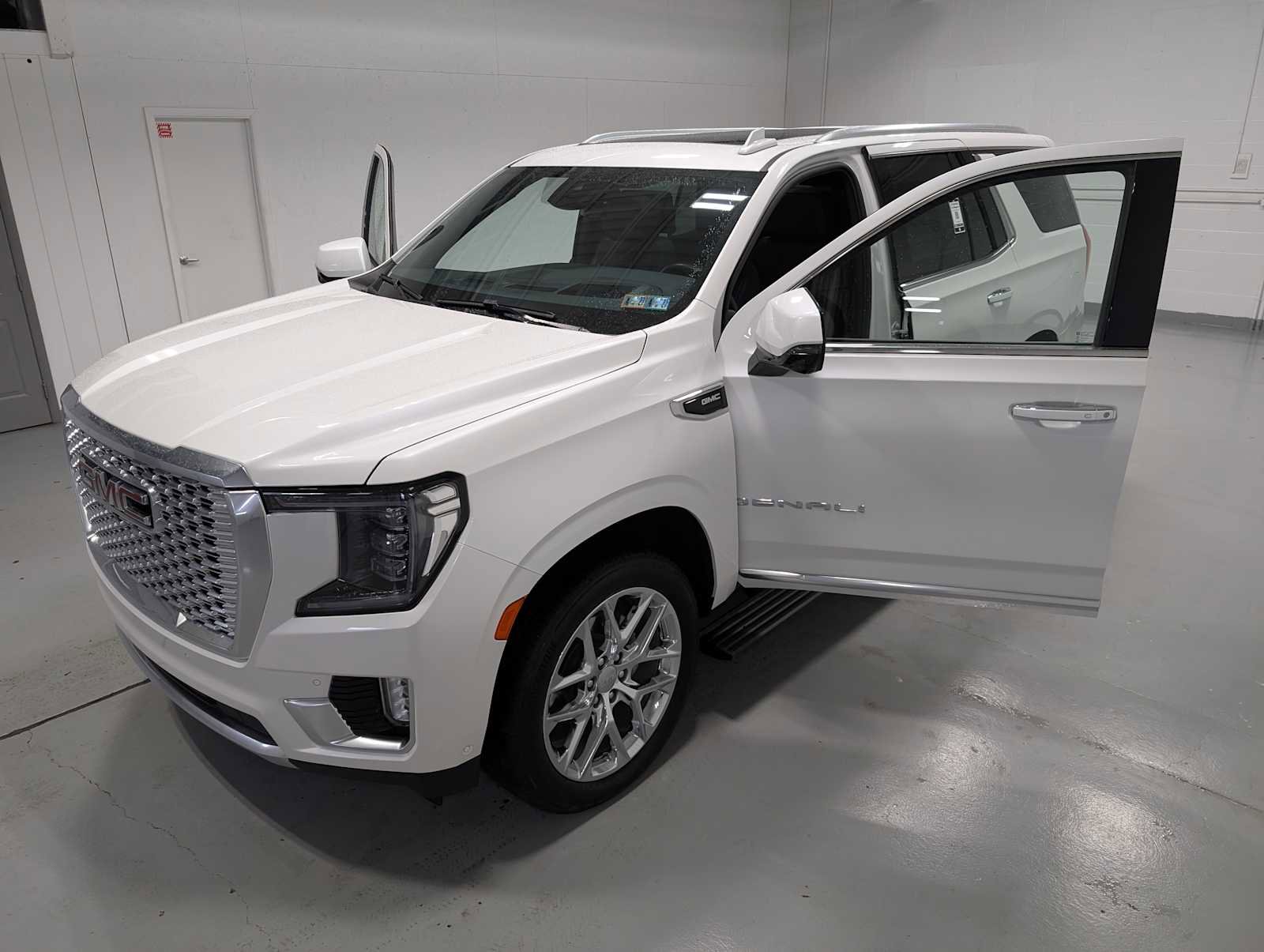 Used 2024 GMC Yukon Denali w/ Advanced Technology Package image 17