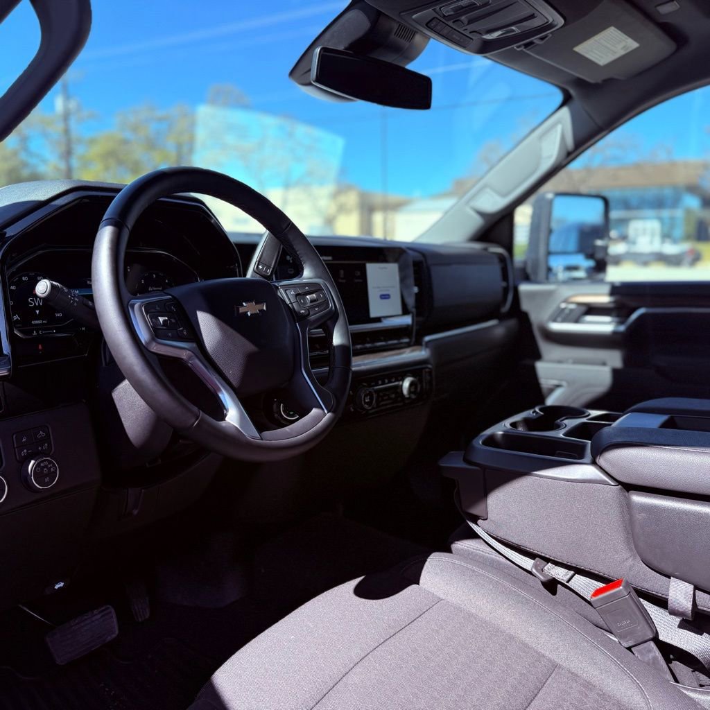 Used 2025 Chevrolet Silverado 3500 LT w/ Safety Package image 25