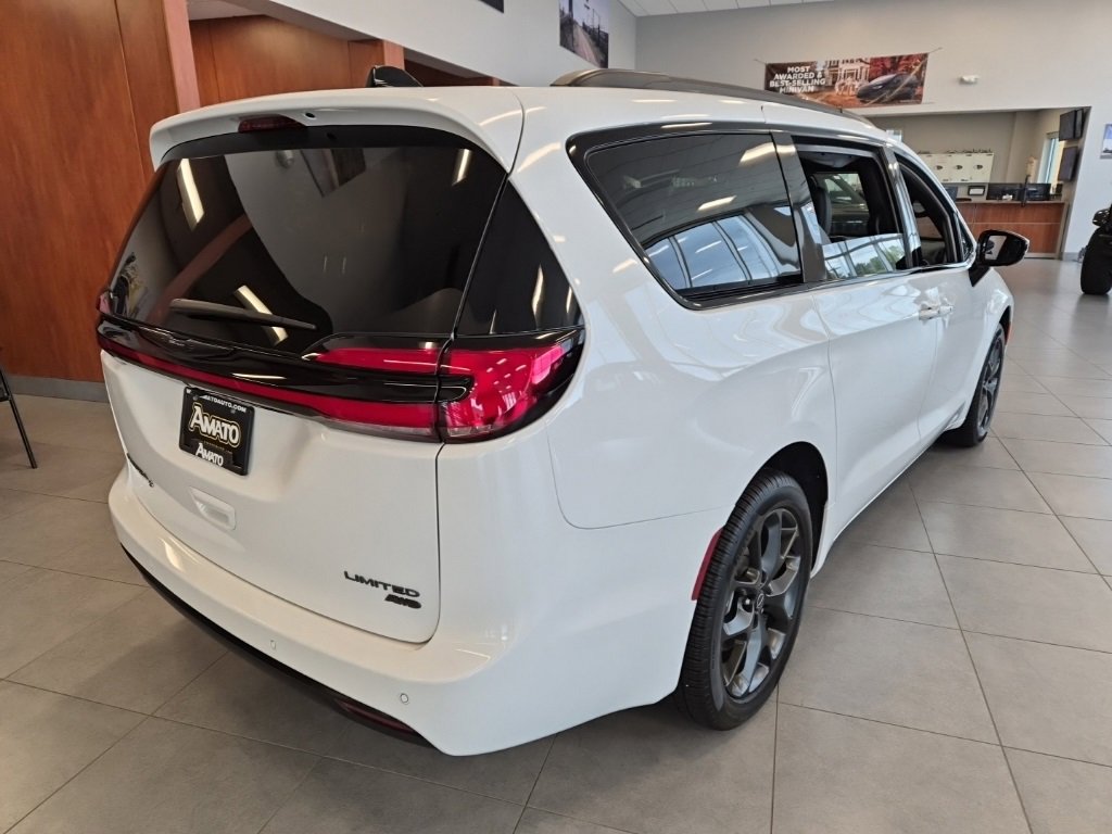 New 2026 Chrysler Pacifica Limited w/ S Appearance Package image 6