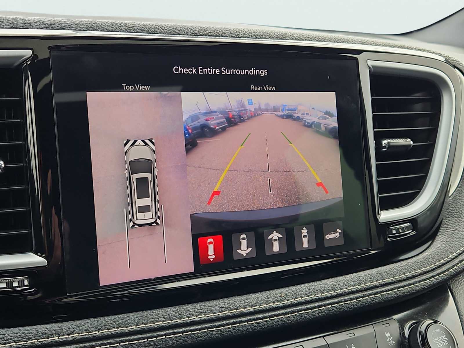 Used 2024 Chrysler Pacifica Premium image 16