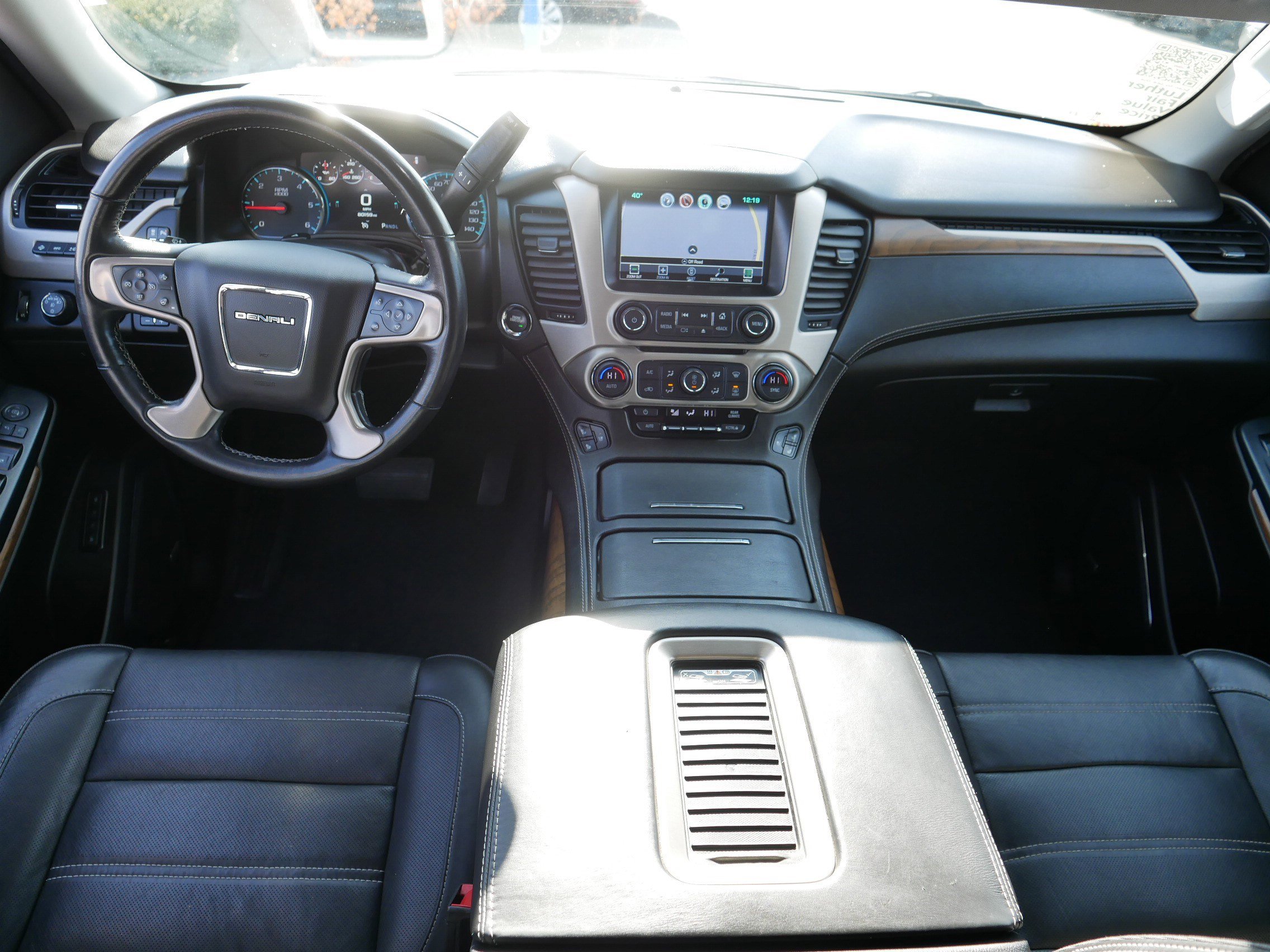 Used 2020 GMC Yukon Denali w/ Denali Premium Package image 10