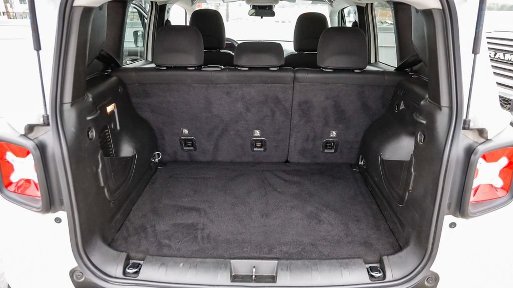 Used 2023 Jeep Renegade Latitude AWD/4WD image 30